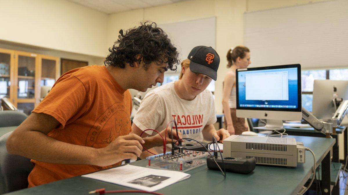 2 physics students conducting an experiment in lab class